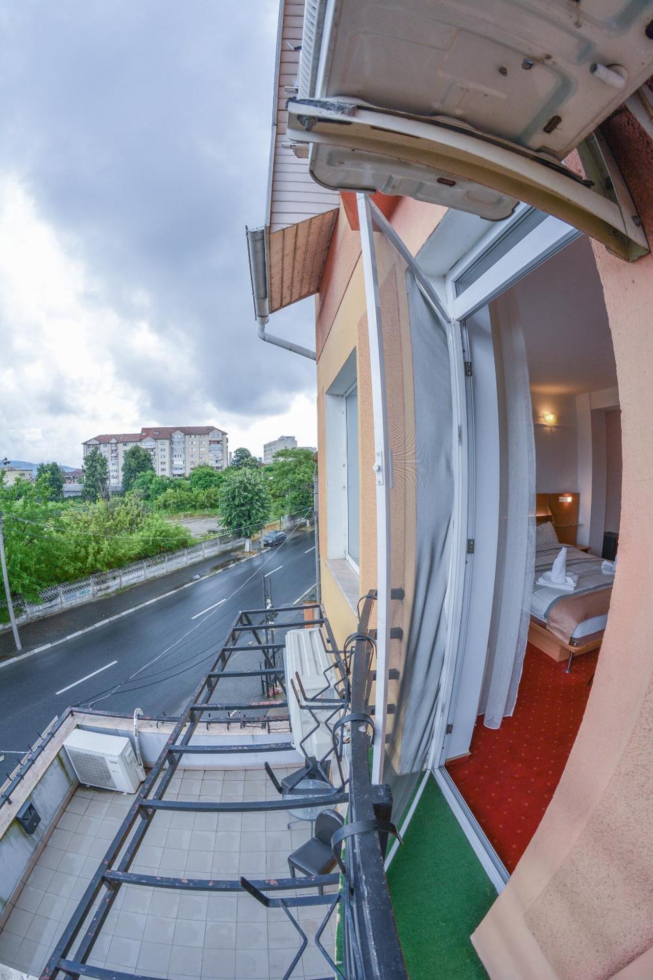 Pensiune Valentina Hotel Ramnicu Valcea Bagian luar foto